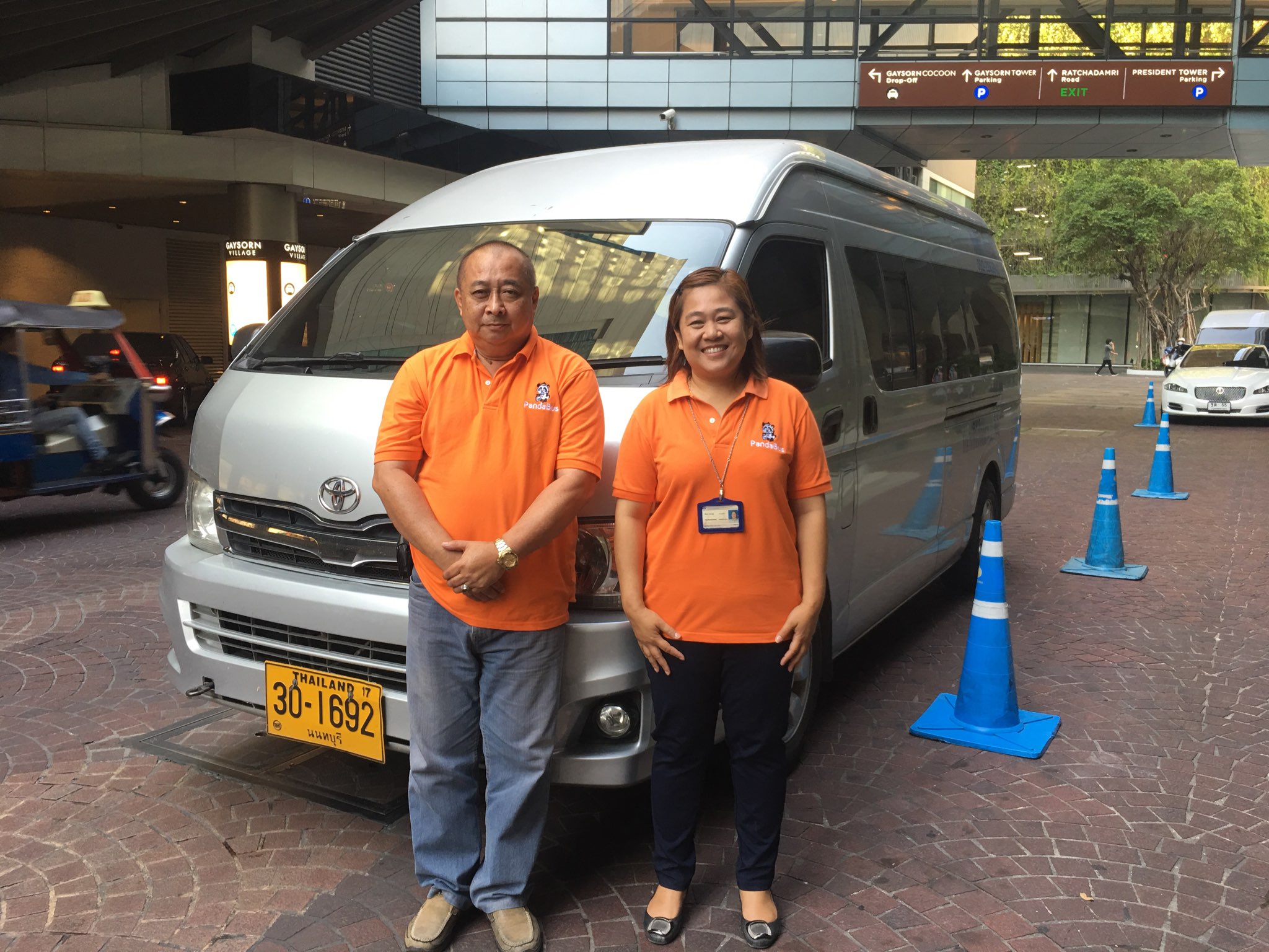 BTSチットロム駅そば プレジデントタワーよりツアー ご出発