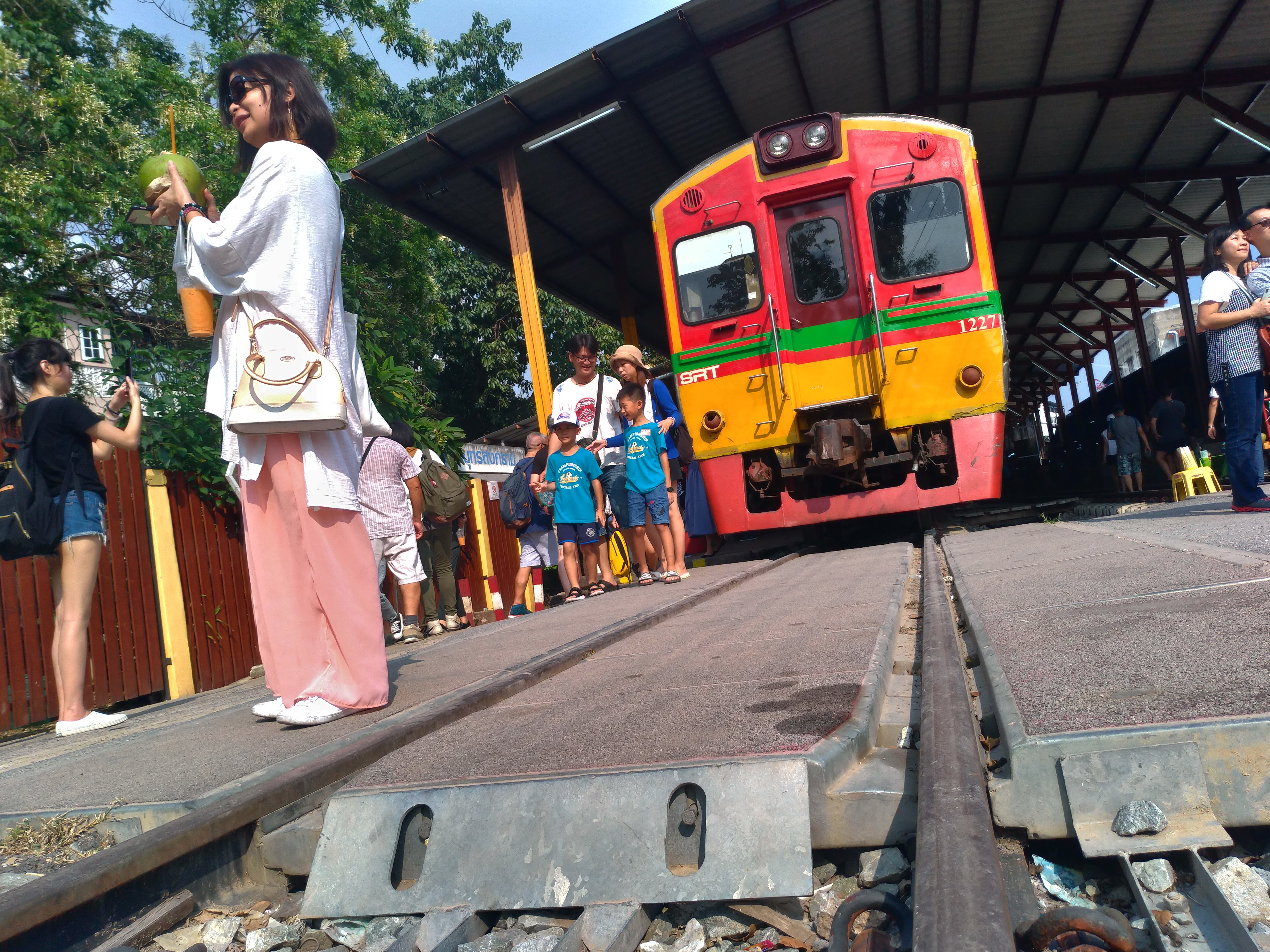 メークロン線の列車へ乗車！約30分の乗車体験をお楽しみください