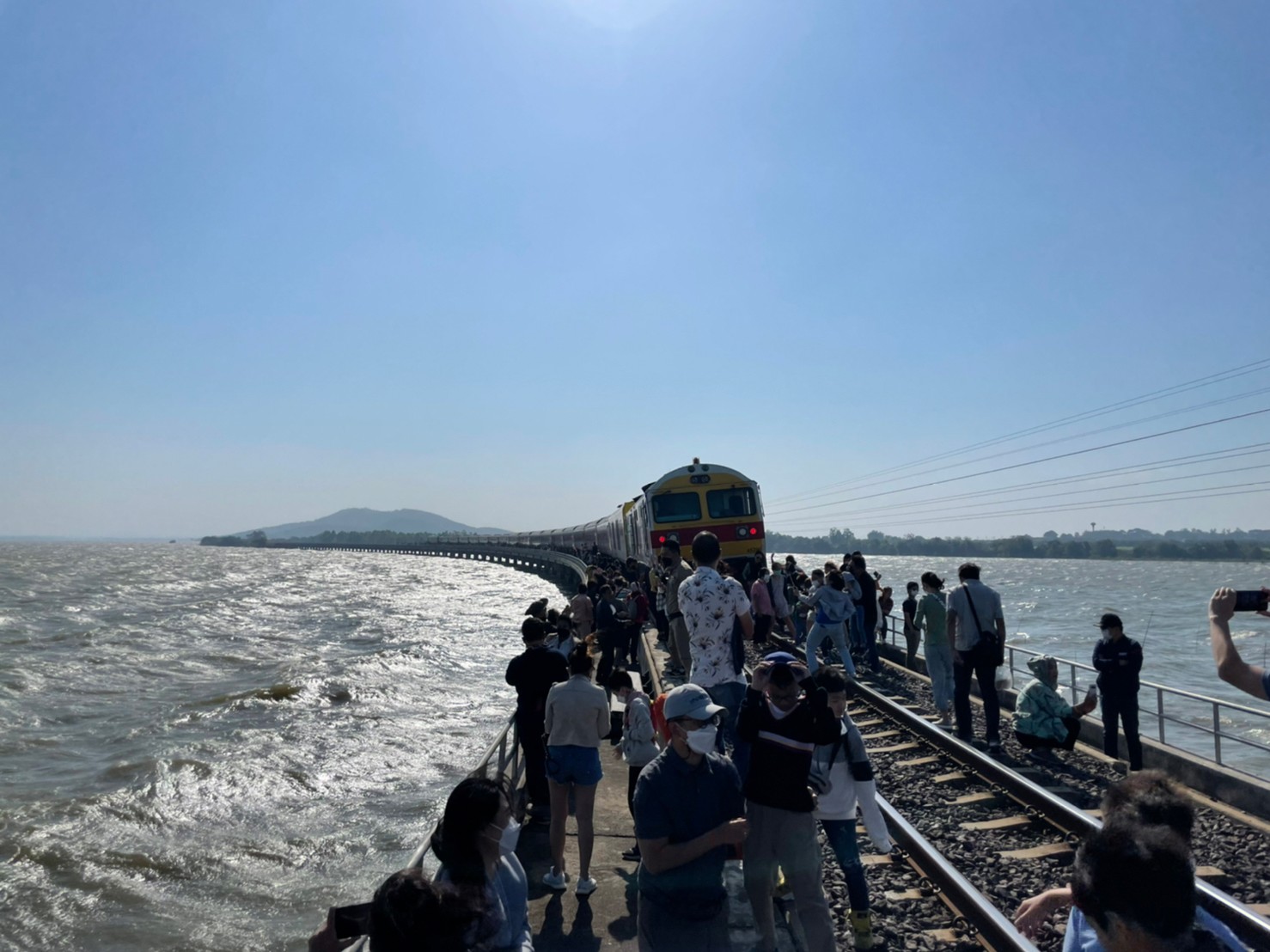 ダム湖の上で列車が一時停車