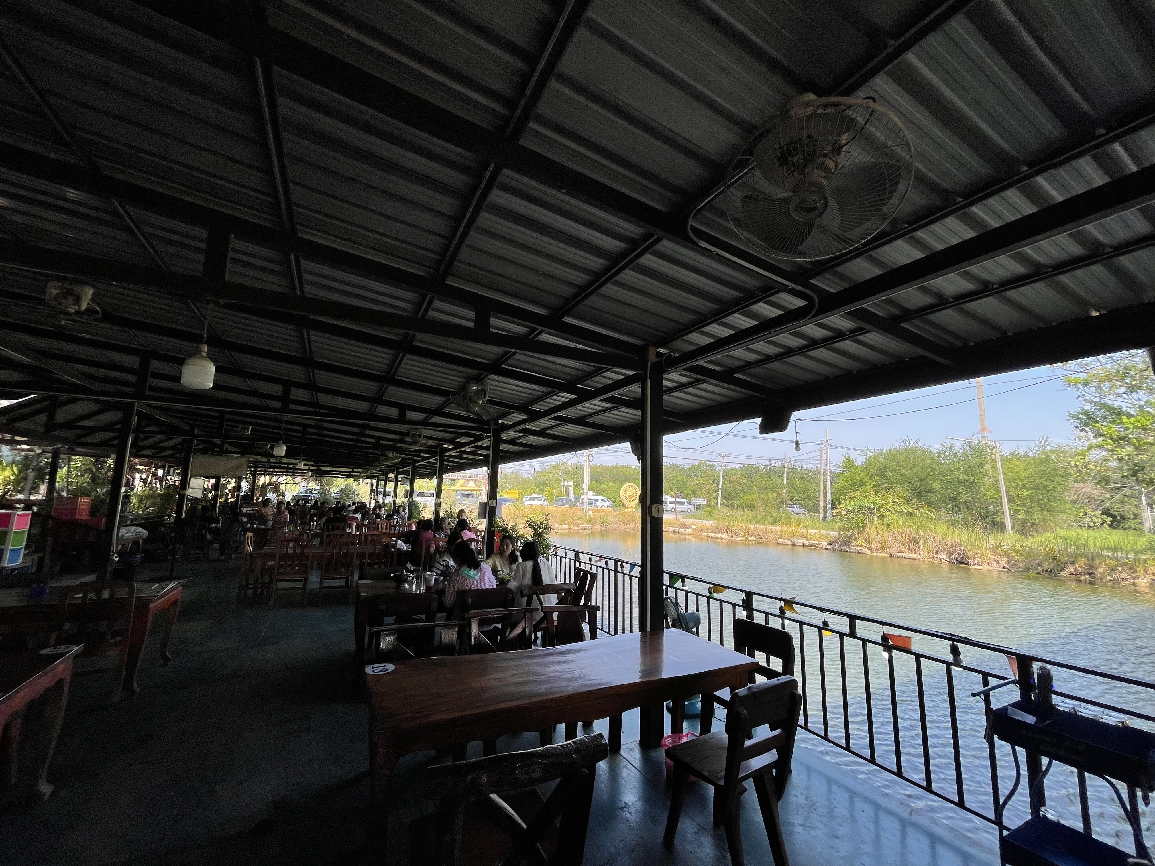 ローカルレストランにてタイ料理のご昼食