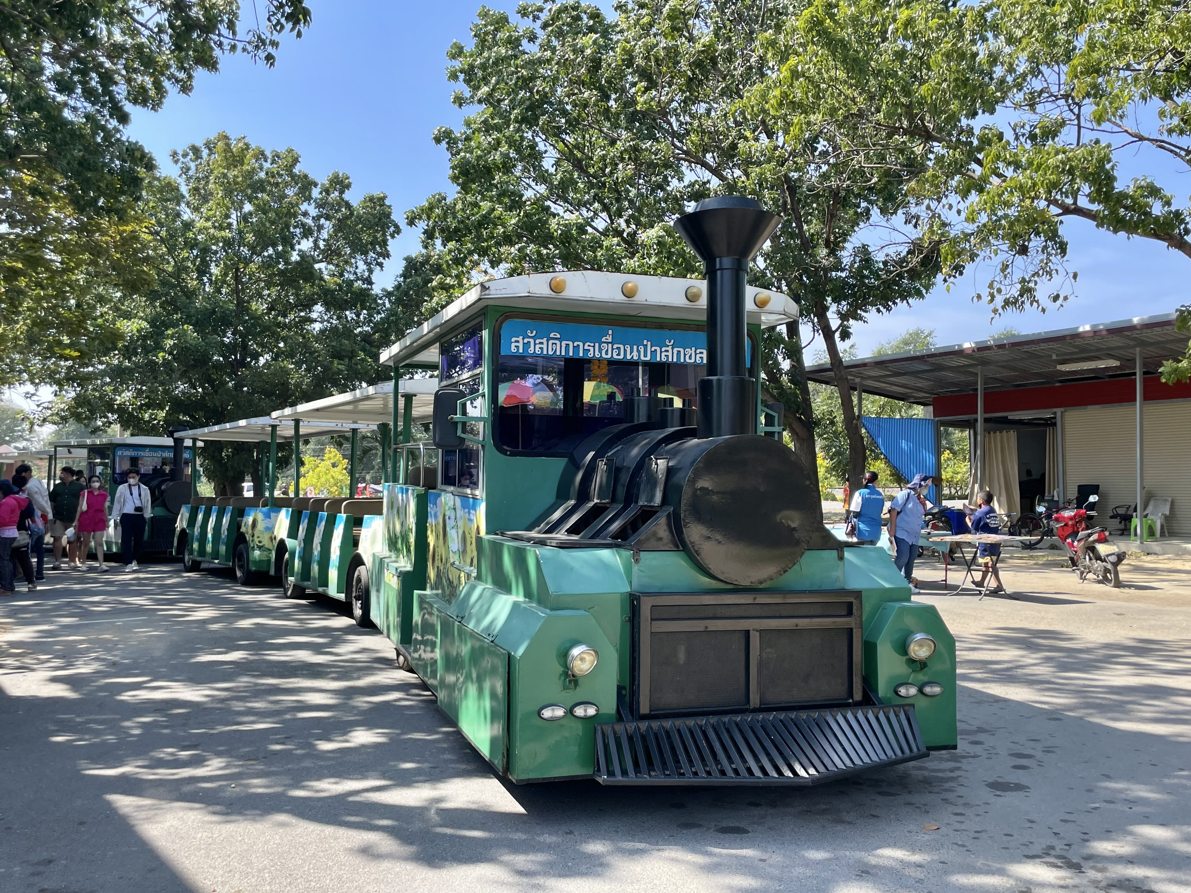 トラムに乗り換え、ダムの周りを一周散策（約50分）