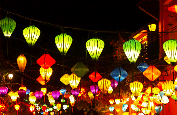 ランタン灯る旧市街をガイドと一緒に散策