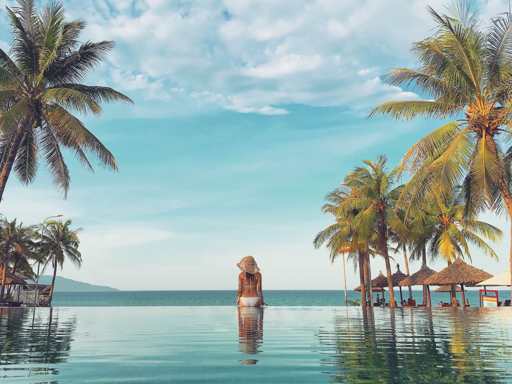 ご昼食後はインフィニティプールやビーチで思い思いにお過ごしください