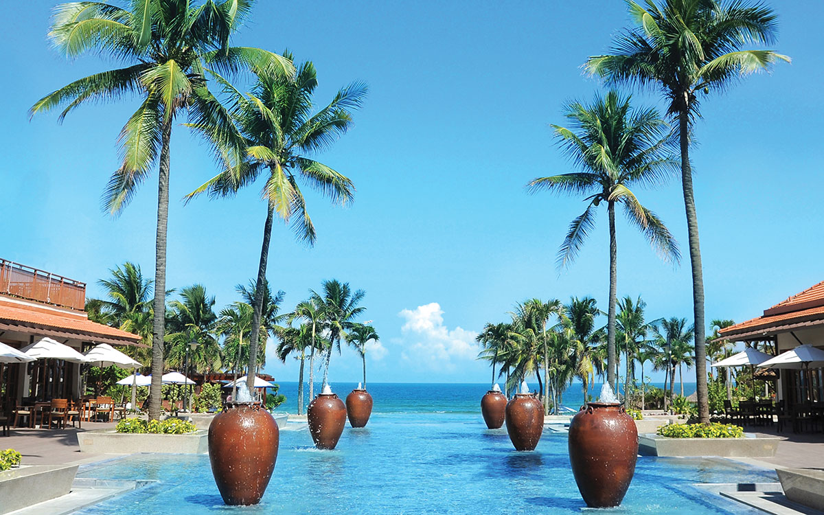 徒歩にて5つ星ホテル・フラマリゾートへご案内