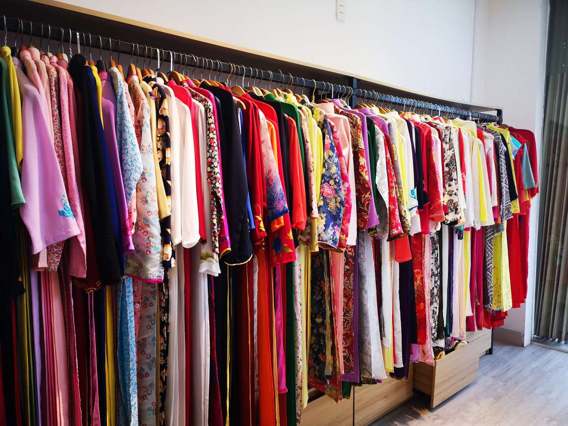 アオザイレンタル屋さんへご案内