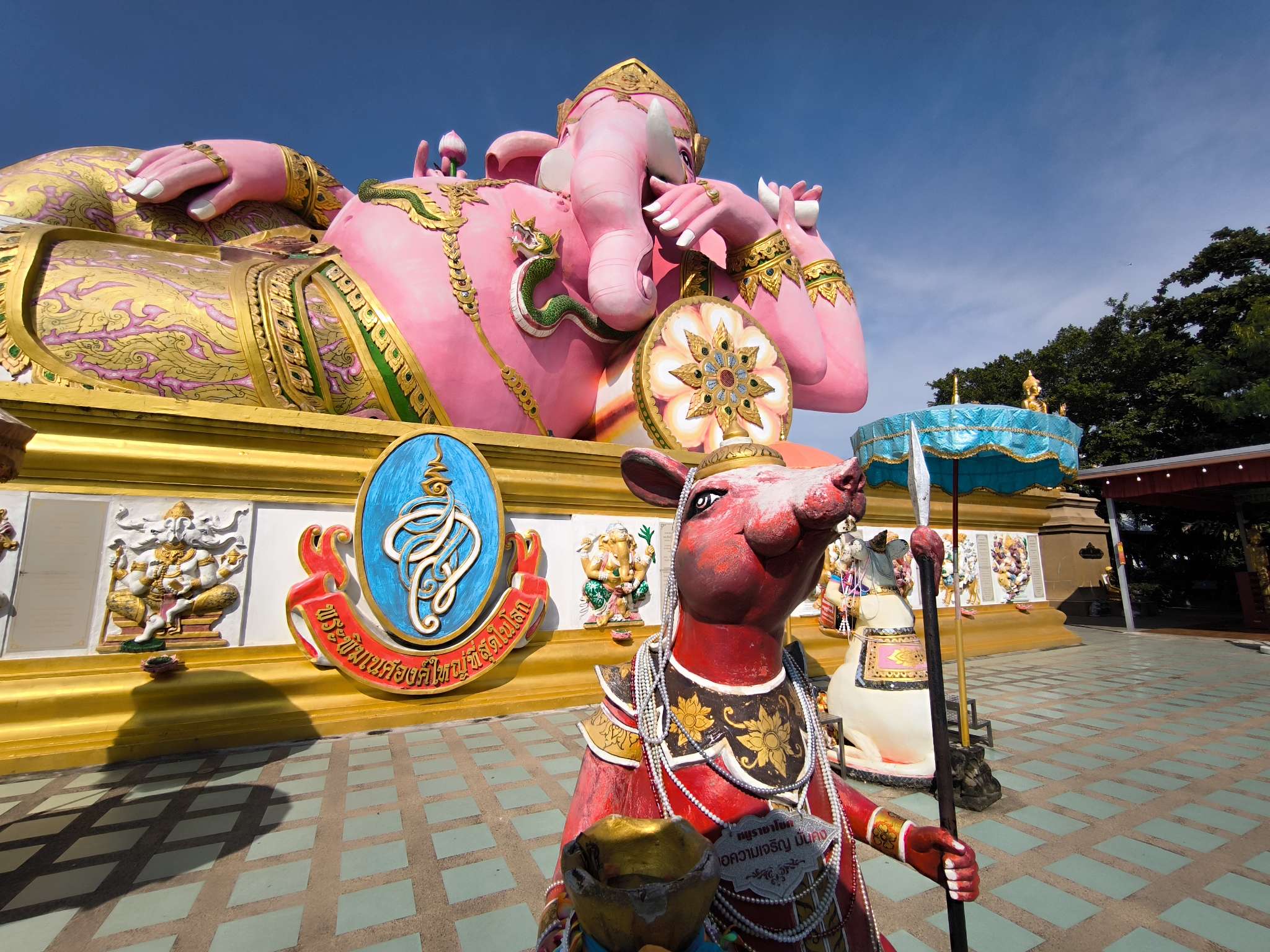 巨大なピンクガネーシャ(ワット・サマーン・ラッタナーラーム)到着
