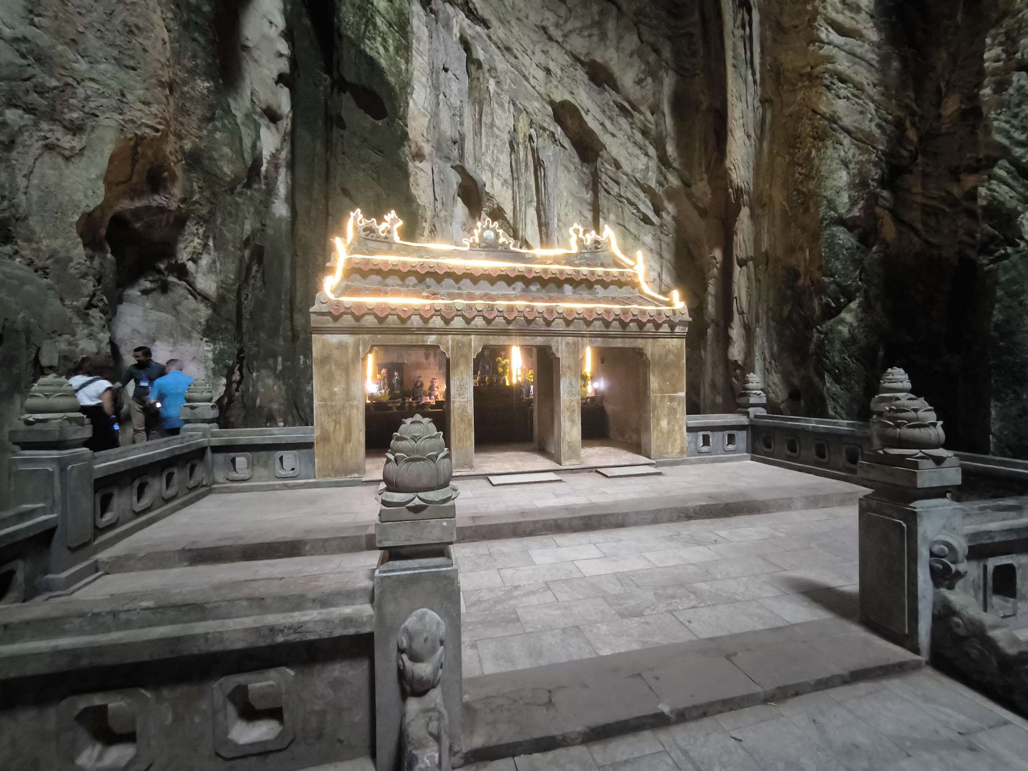 石段と山道を登ると洞窟や寺院、展望台があり、晴れた日には絶景が広がります。