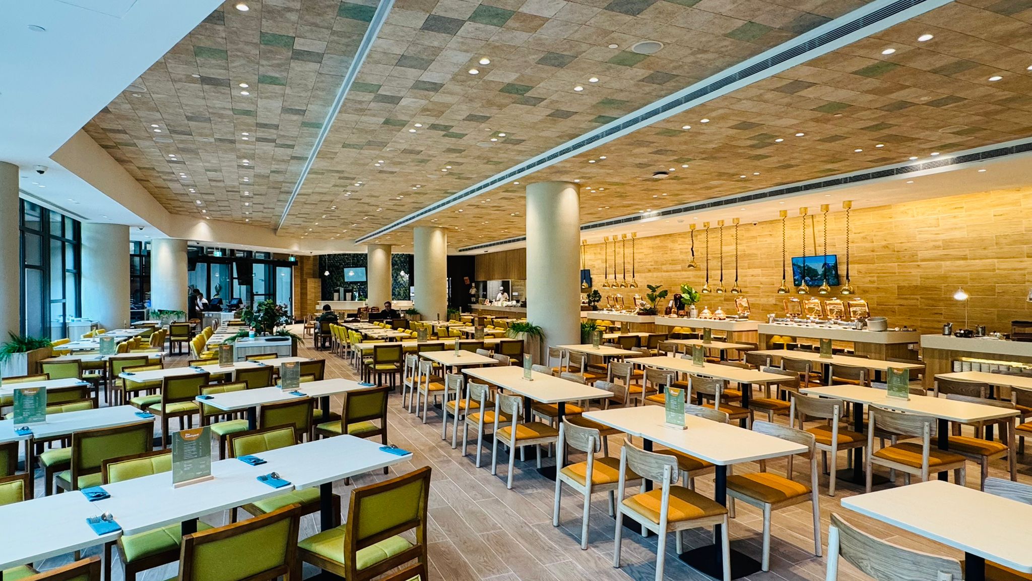 「コートヤードレストラン」にて種類豊富なアジア料理をビュッフェスタイルでお楽しみください