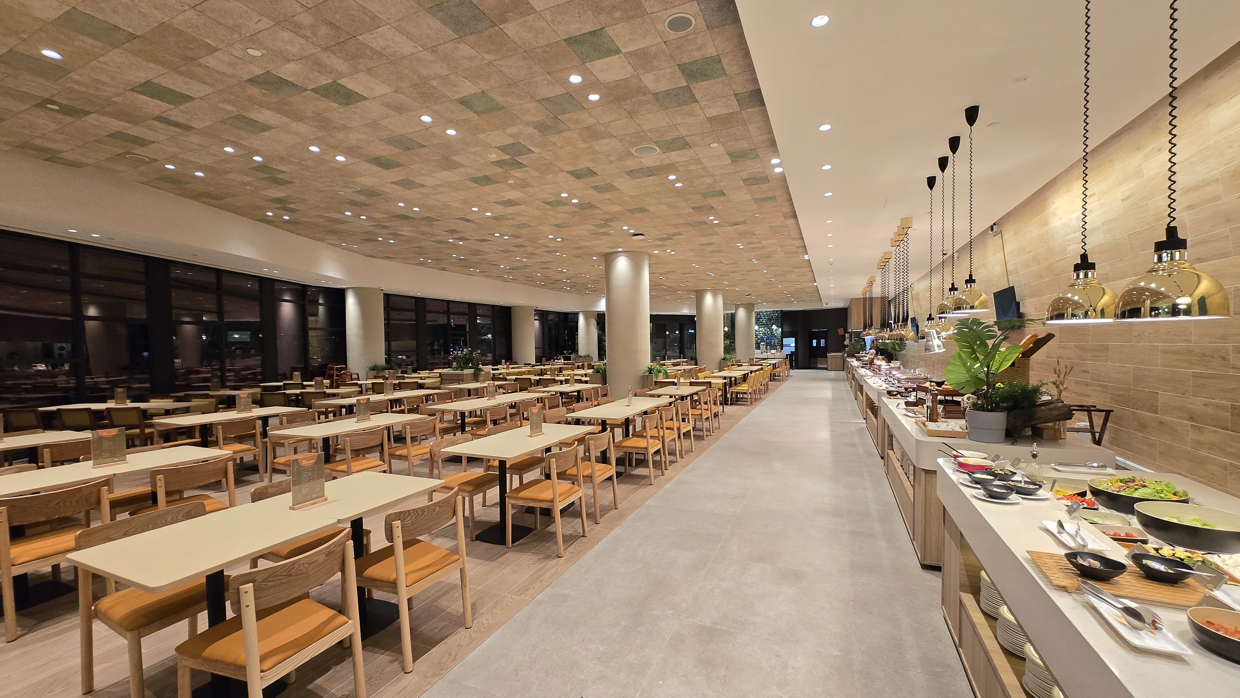「コートヤードレストラン」にてアジア料理を中心としたビュッフェ形式のご夕食をお楽しみください
