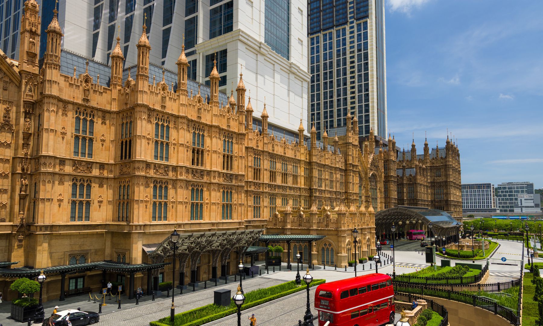 コタイ地区のパリジャンホテル、またはカジノ併設の大型ホテルへ