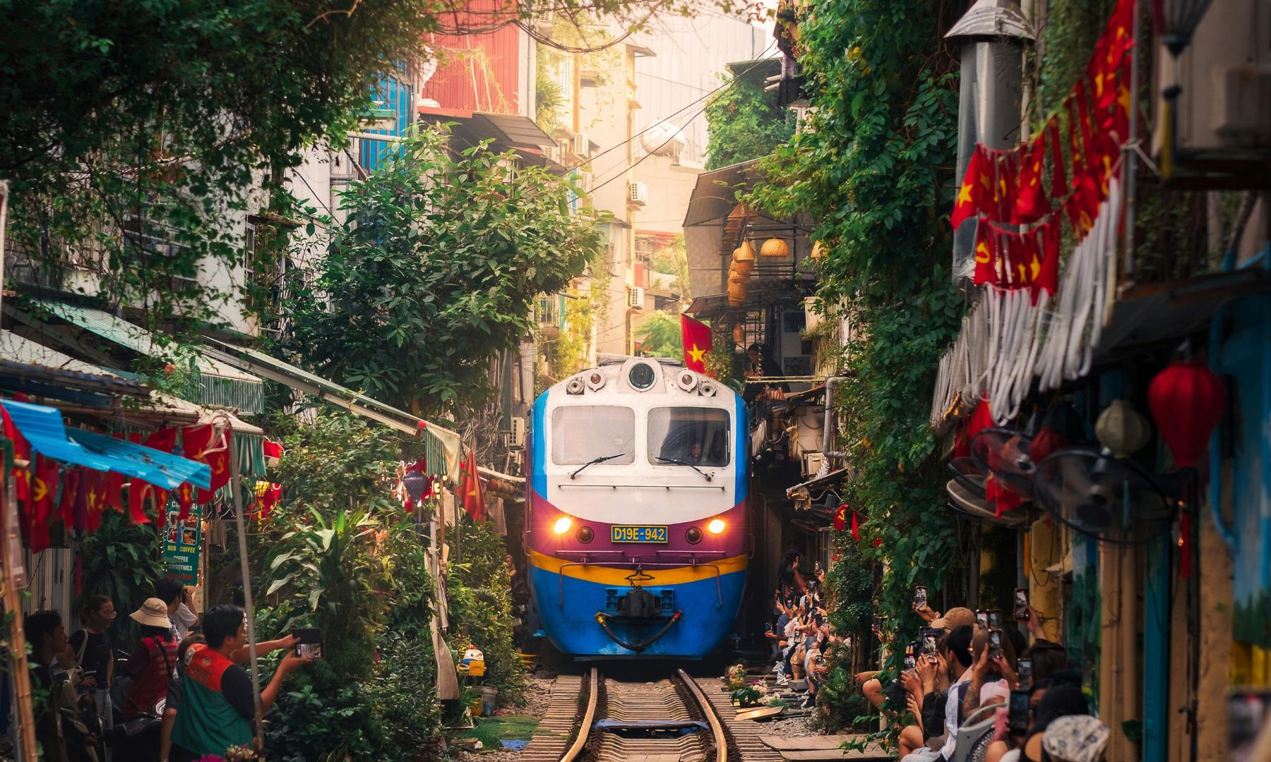 列車が通過する様子を間近に見学