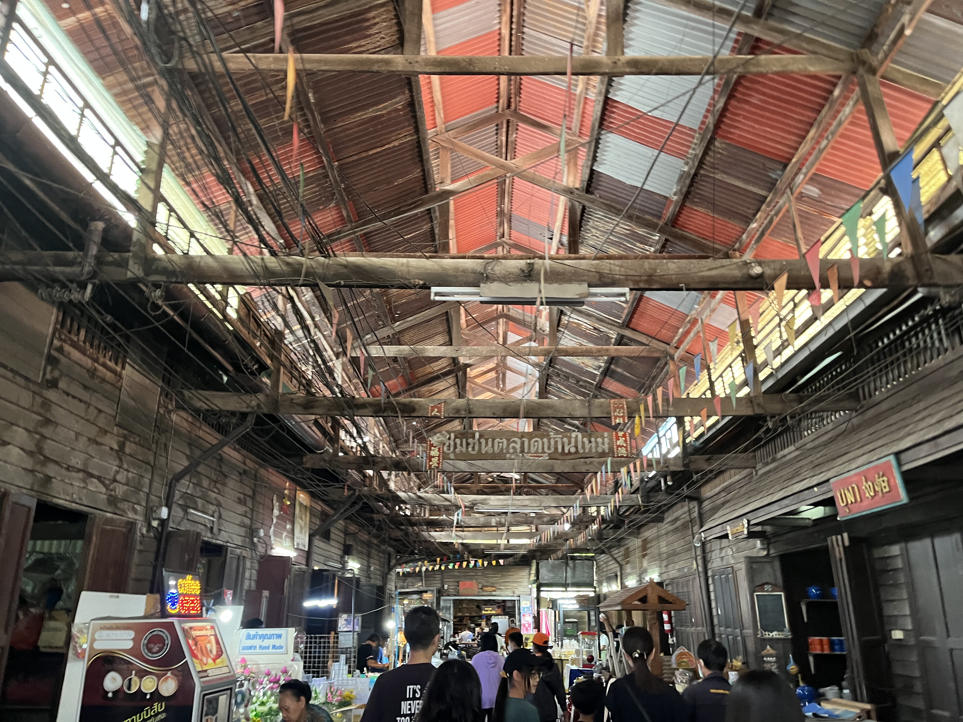 歴史と文化が息づく 百年市場 で自由散策