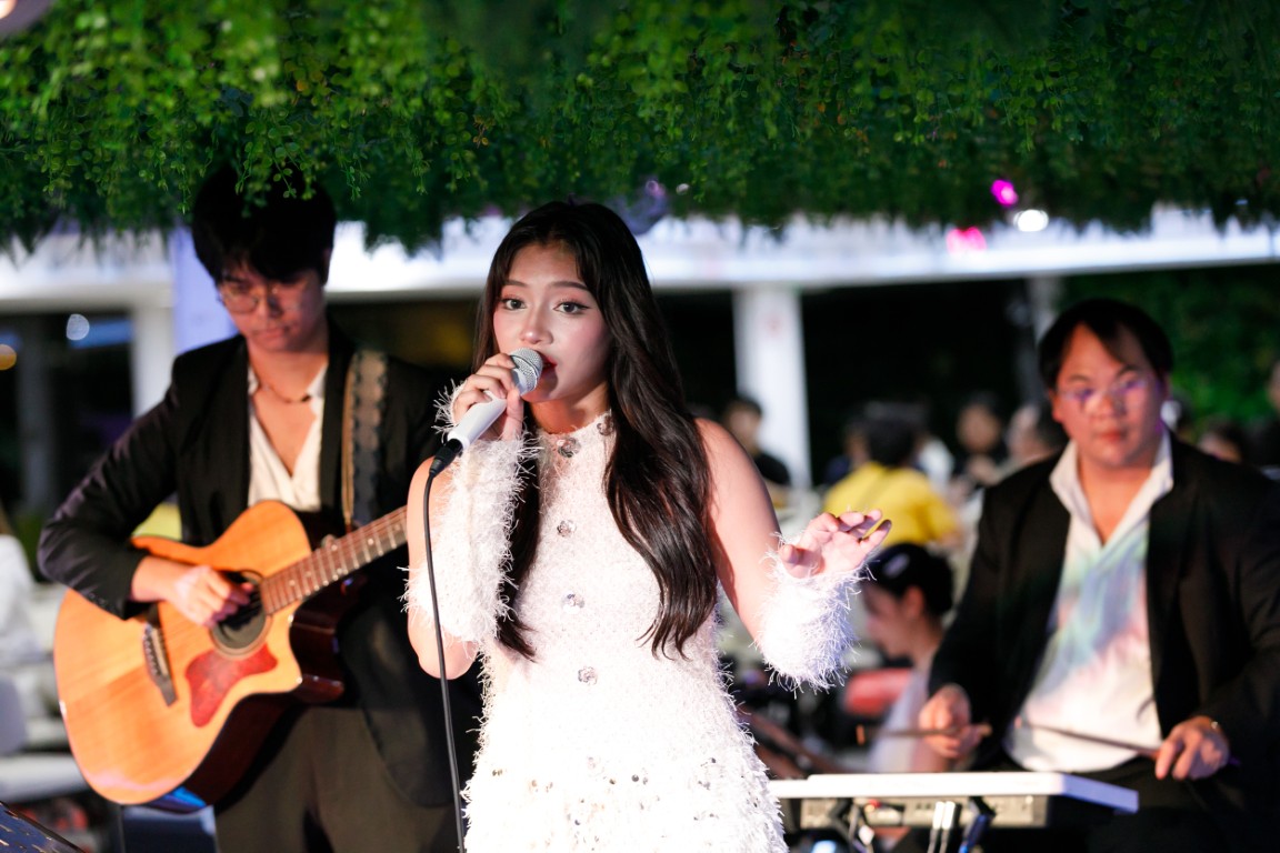 ライブミュージックやパフォーマンスをお楽しみください