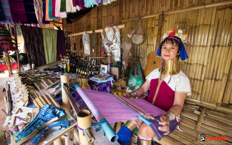「首長族の居住区」で少数民族・首長族（カレン族）に会えます。