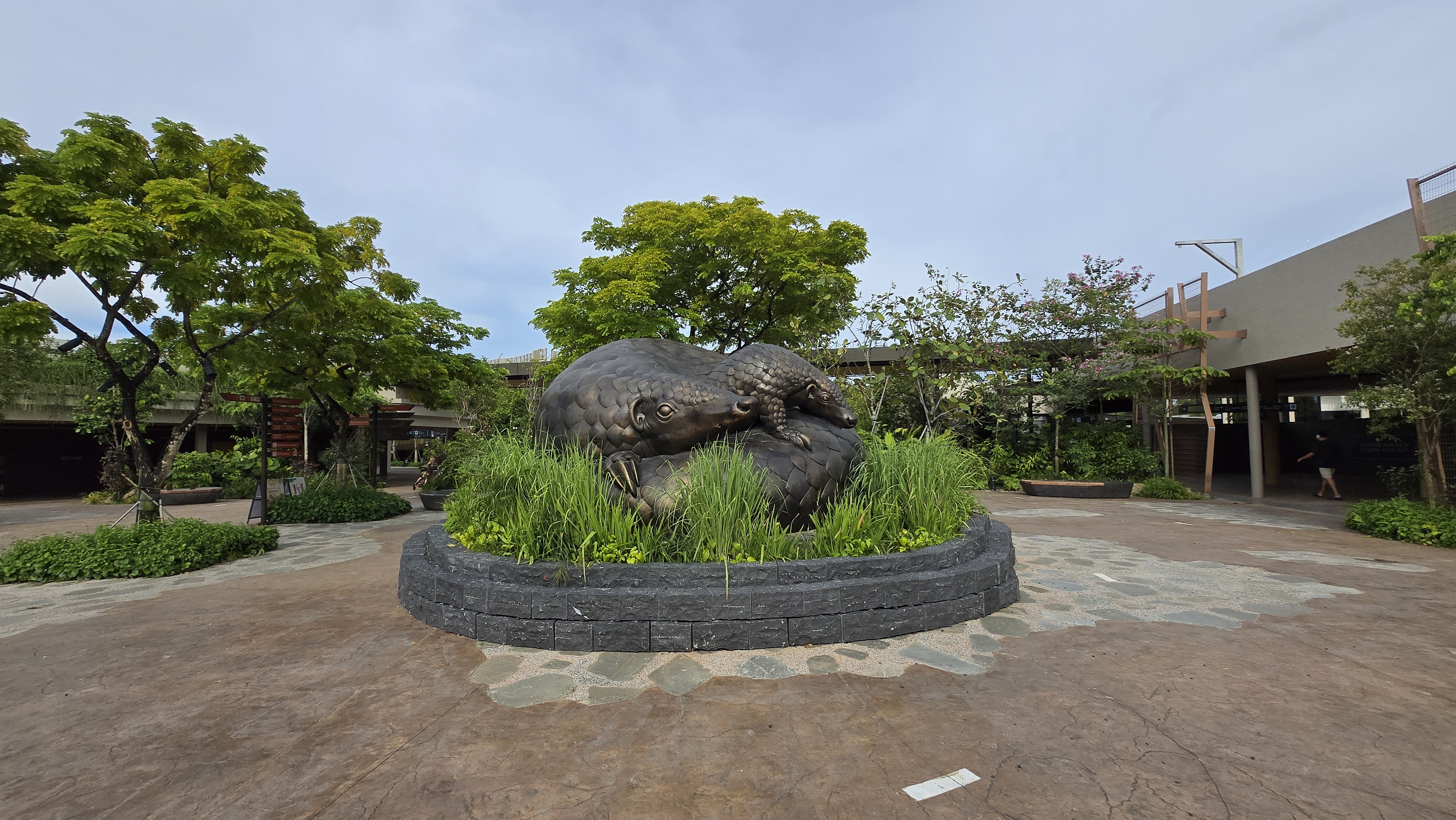 【11月22日から】ナイトサファリ前のセンザンコウ(アルマジロ)の銅像前　へご集合