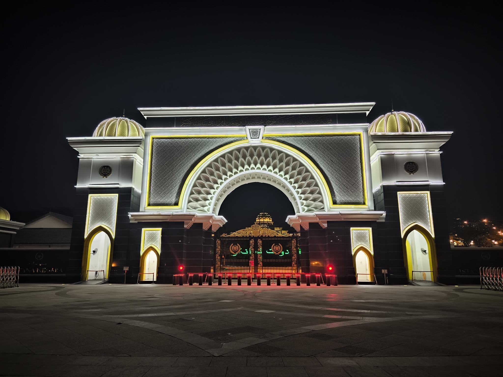 クアラルンプールを代表する夜景スポット巡る約2時間のナイトドライブを満喫ください