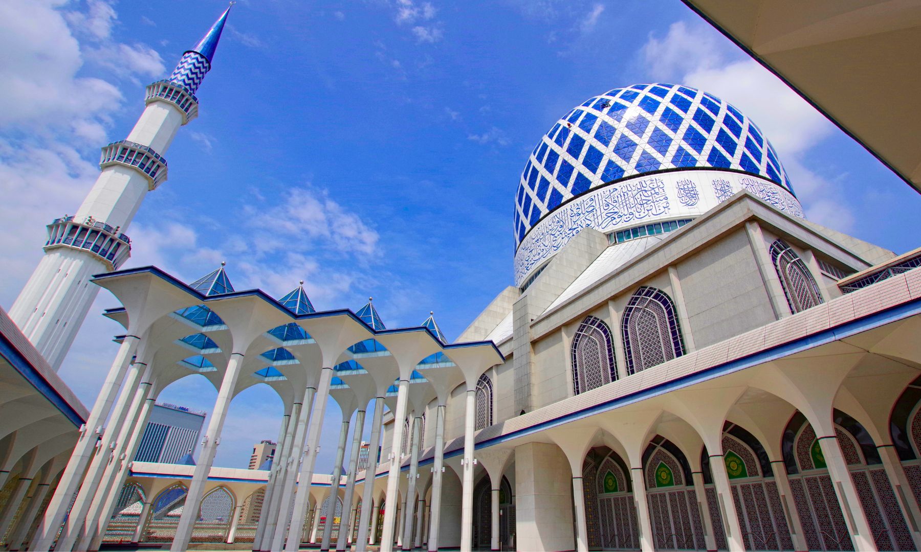 ブルーモスク 到着・モスク内の英語ガイドがご案内