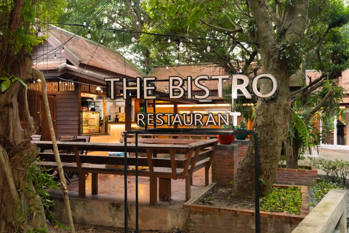 公園内の食事ブースでご夕食をお召し上がりください（自由食）