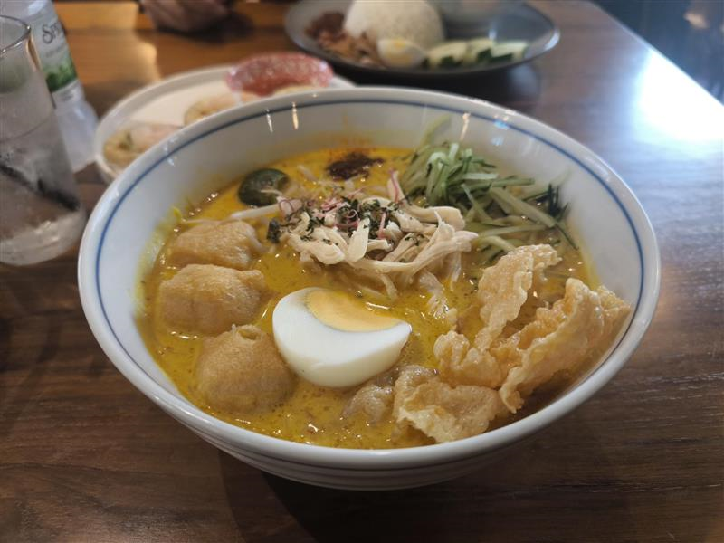 ミシュランガイド掲載のレストラン「リマプロ」にてラクサのご夕食をお楽しみください