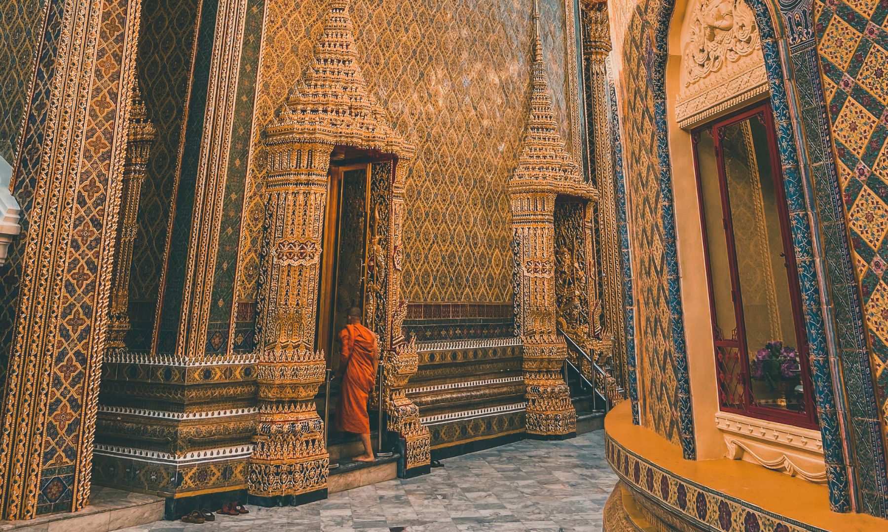 五色モザイクが輝く王室寺院「ワット・ラーチャボピット」へご案内