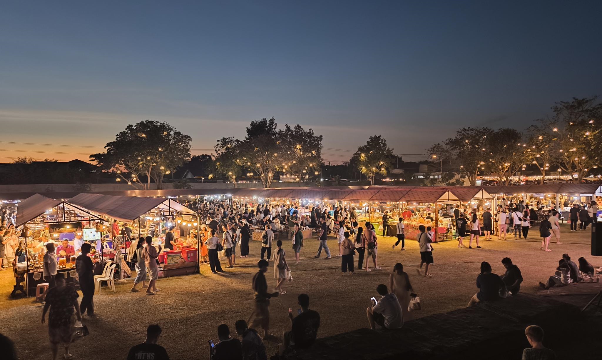 ライトアップされた遺跡を眺めながら屋台で各自夕食をお楽しみください（現地にて別途お支払い）