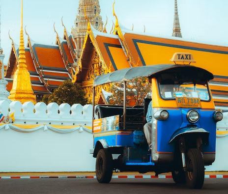 船着き場からワット・ラーチャボピットまでトゥクトゥク移動