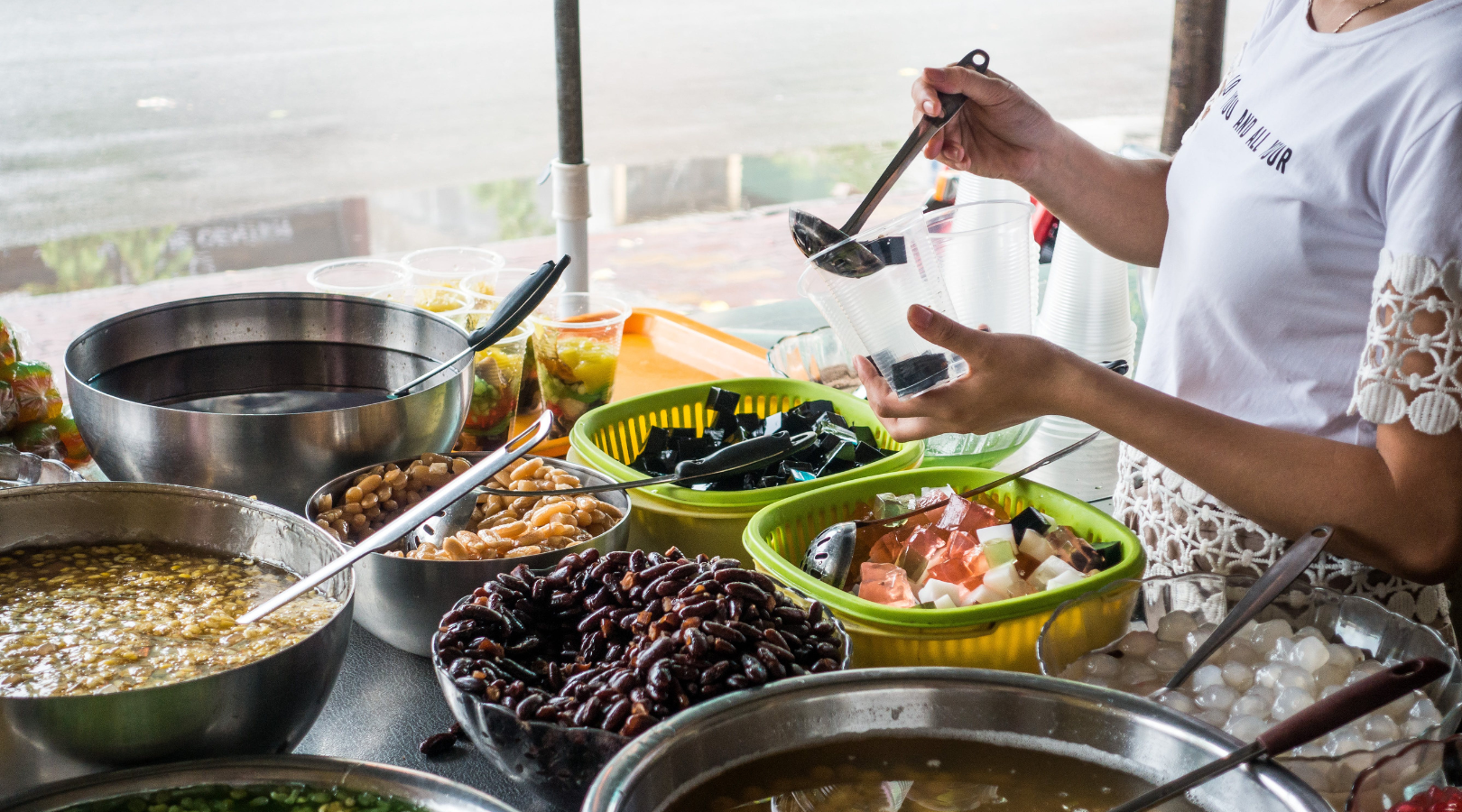 【チェーランキング 1位】 チェーの人気店『ベーチェー』で、冷たいミックスチェーをお召し上がりください。