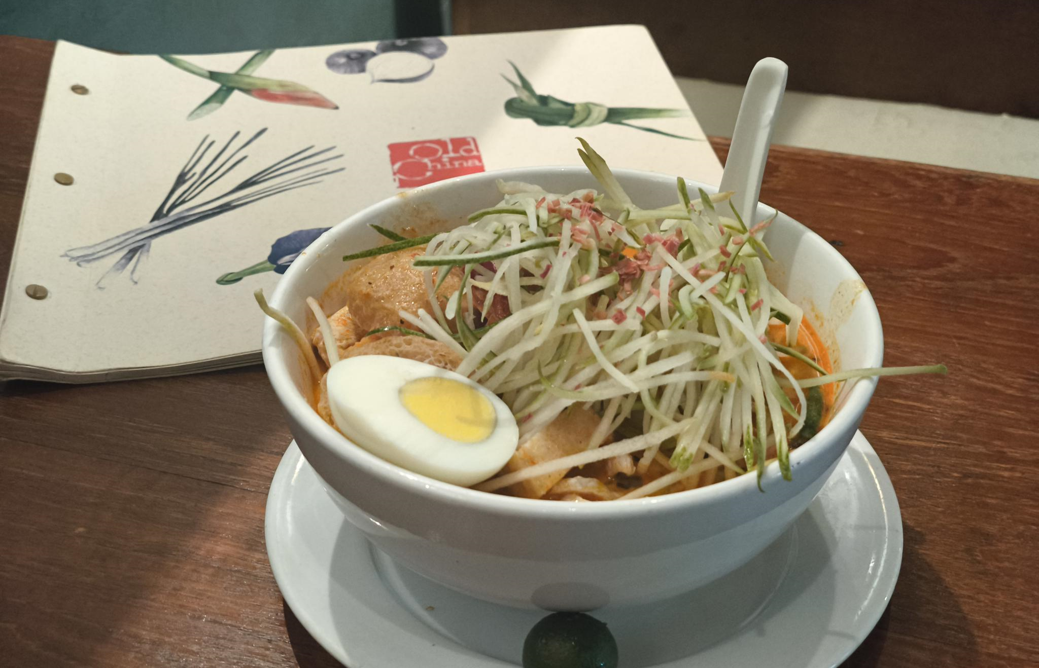 セントラルマーケット内「プレシャス オールド チャイナ」レストランへご案内