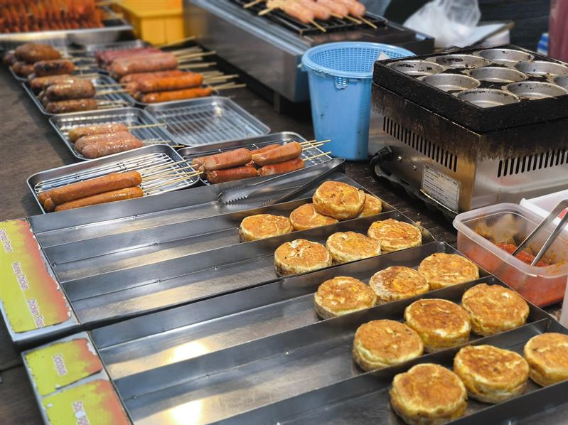 屋台が並ぶ活気あるナイトマーケットをお楽しみください