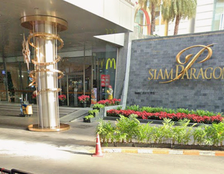 BTSサイアム駅3番出口を出てすぐのサイアムパラゴンショッピングモール地上階入口前（マクドナルド前