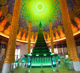 エメラルド色に輝く仏舎利殿で有名な、ワット・パクナム