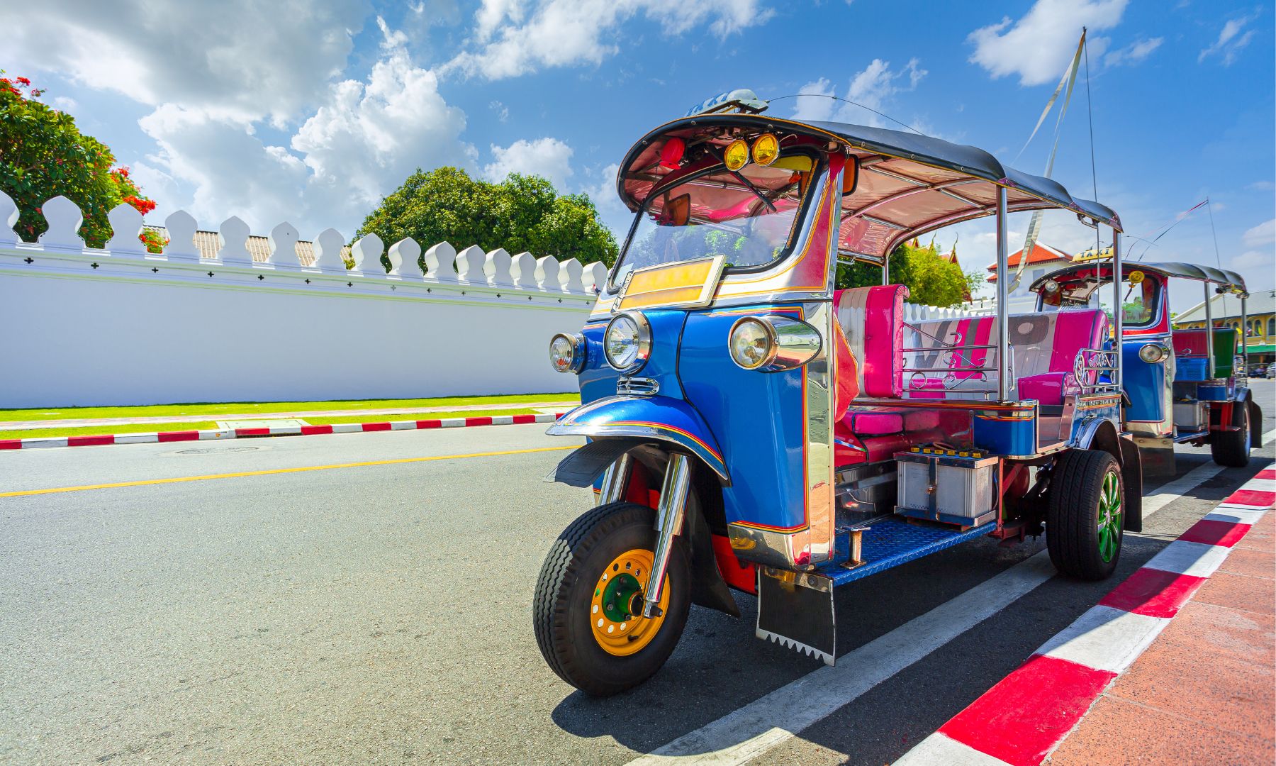 トゥクトゥクに乗って「ワット・ラーチャボピット」へ（約5分）