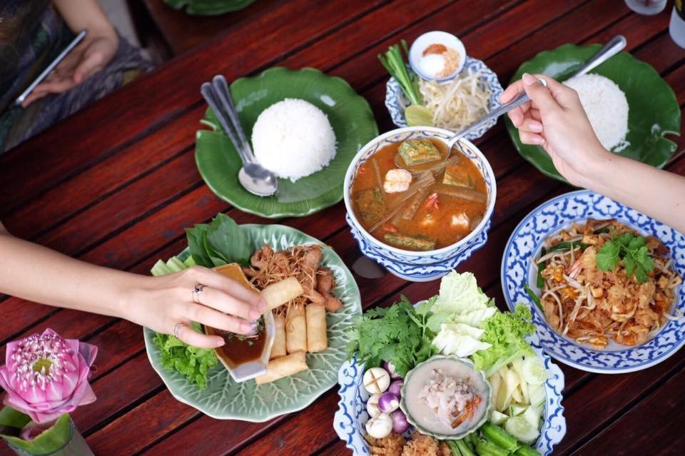 ホテルにてご朝食