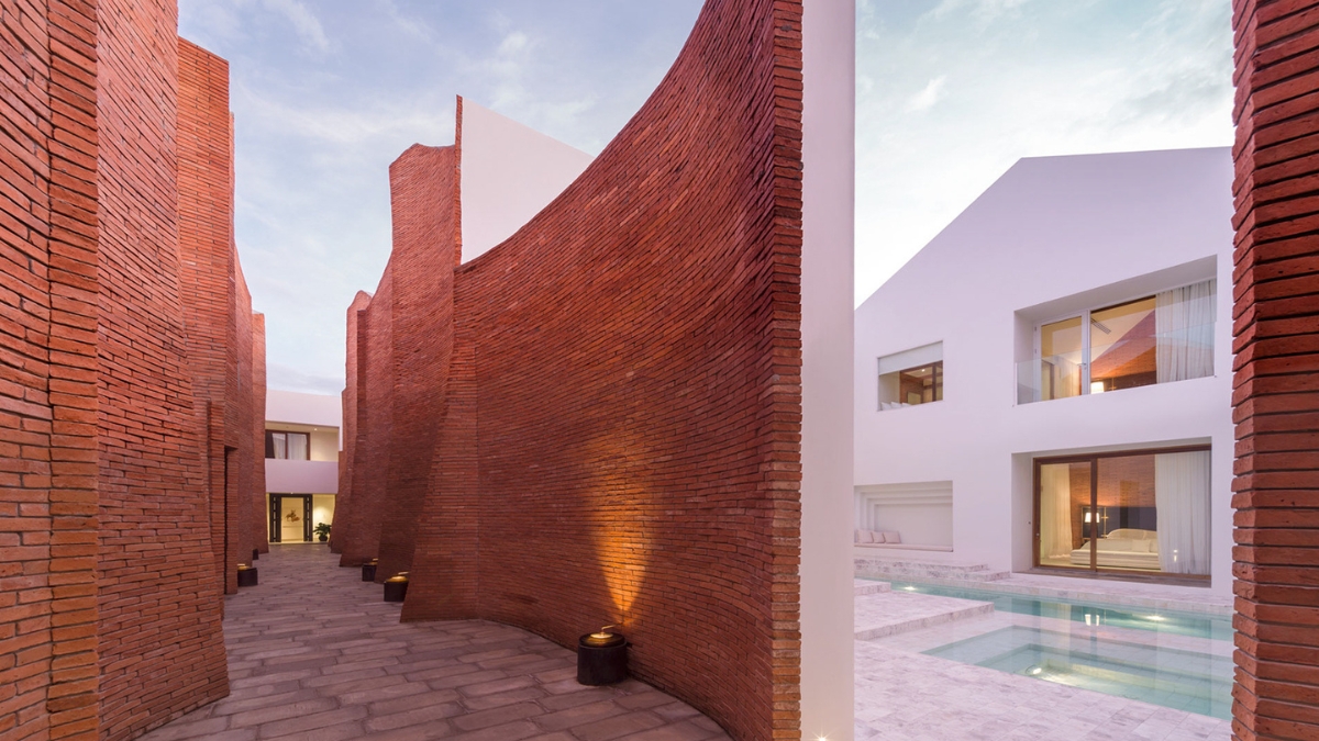 サラアユタヤ（SALA AYUTTHAYA）のロビーへドライバーがお出迎え