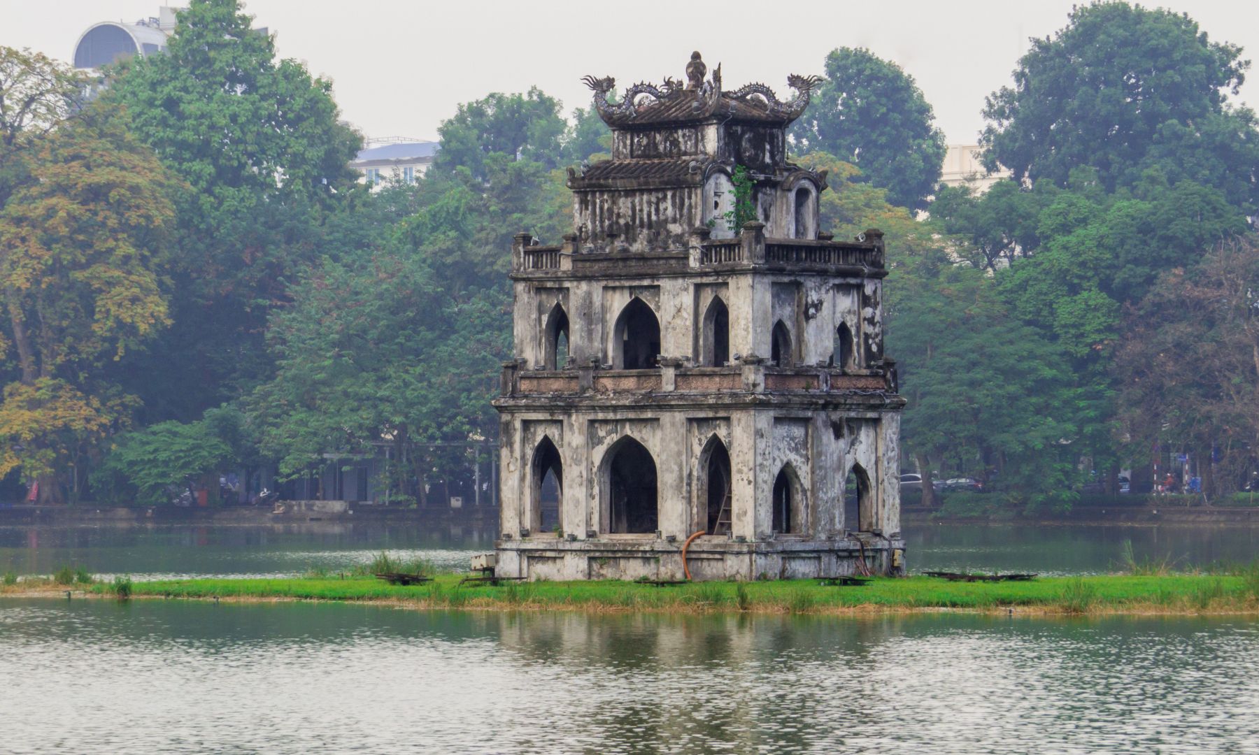 【観光名所ランキング 5位】ホアンキエム湖の周辺を散策