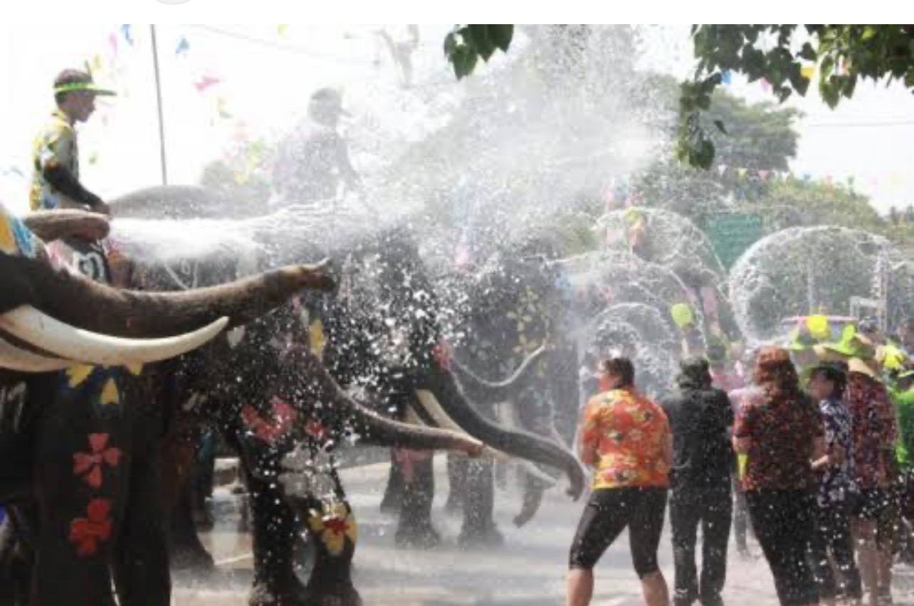 ソンクラーン限定の水かけ体験へ！