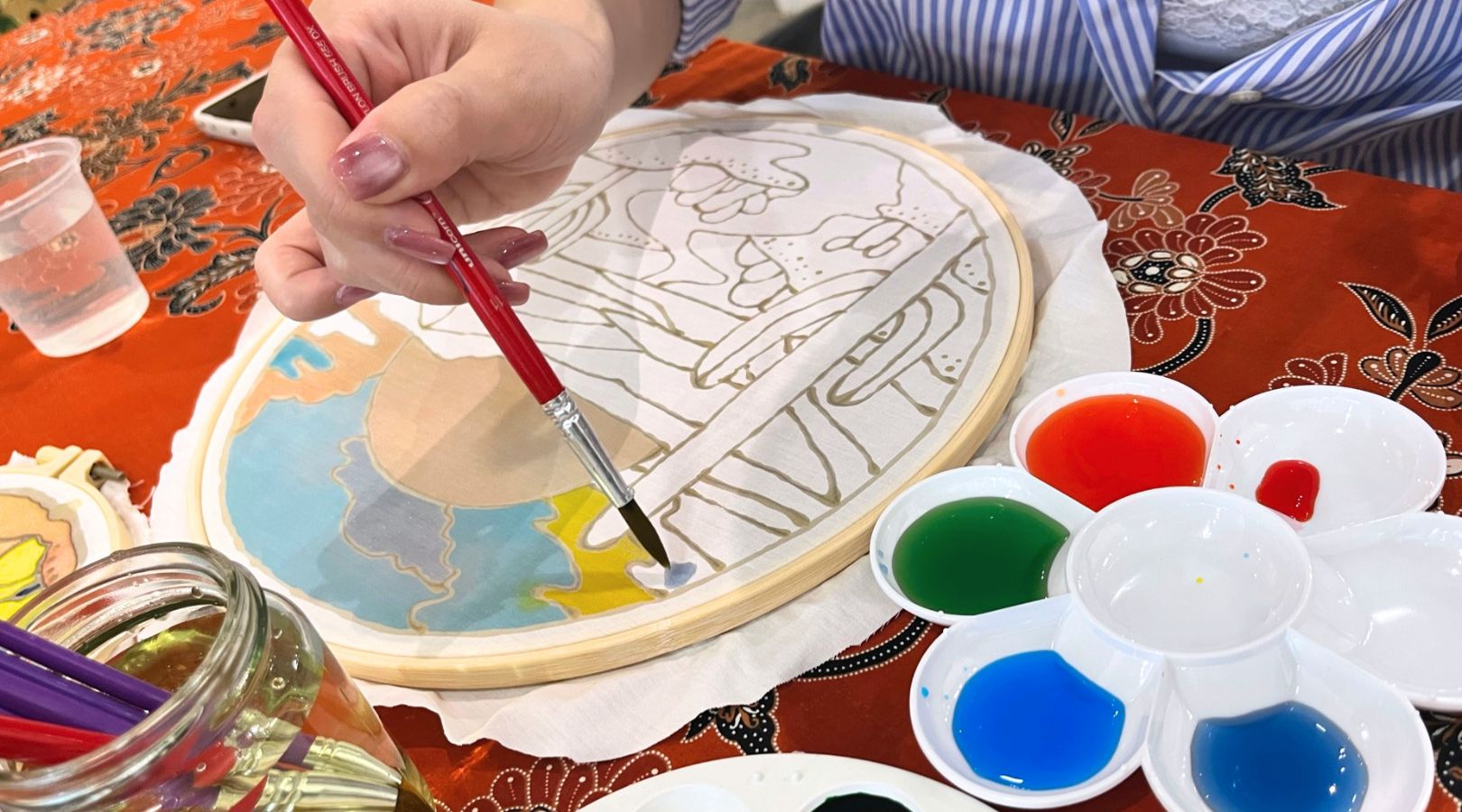 お好きなデザインを選び、自由に染色をお楽しみください。