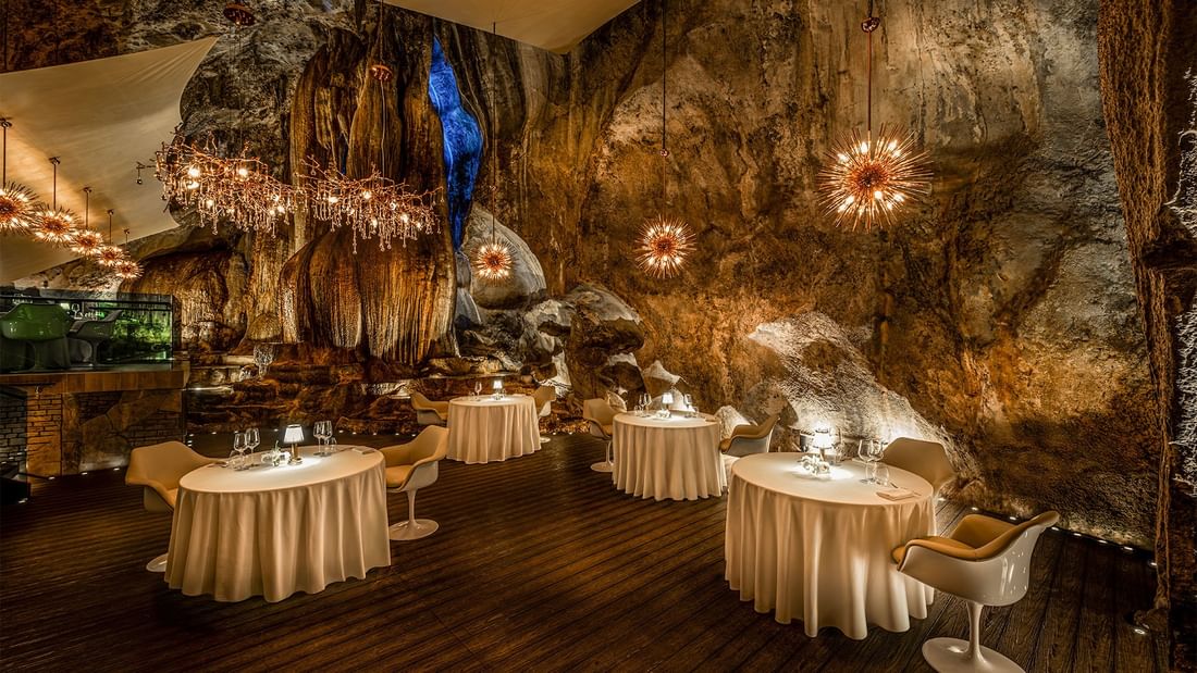 洞窟ダイニング『Jeff's Cellar』にて  ご夕食（PRESTIGE MENU）