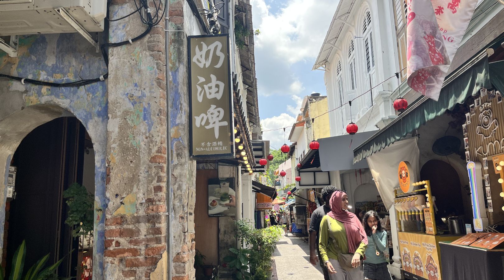 食事やお買い物が楽しめる 旧市街地（オールドタウン）にて、フリータイム