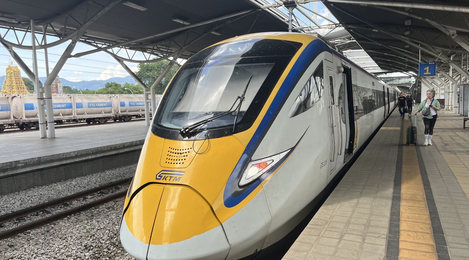 イポー駅へお送りし、列車「Express - 9011」にご乗車いただきます