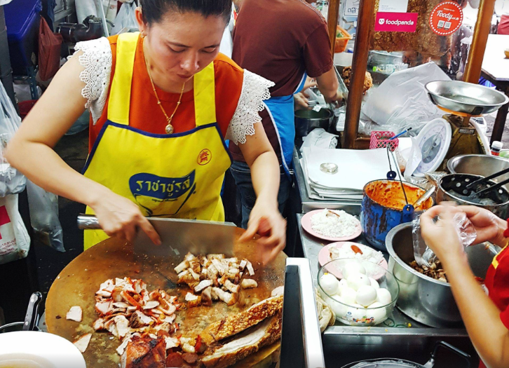 屋台や老舗菓子店で食べ歩き。ローカルグルメにチャレンジしよう！
