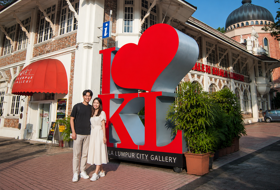 I♡KLモニュメントで写真撮影