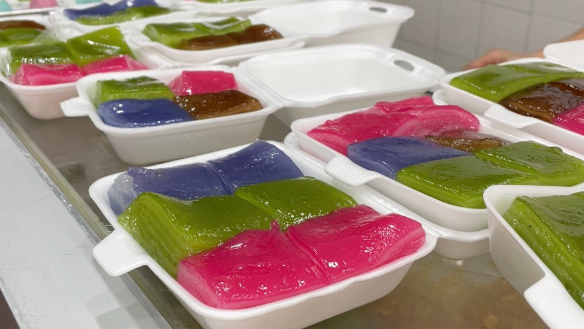 ３．地元で大人気！行列必至のタイ菓子店「カノムワーン・タラートプルー」