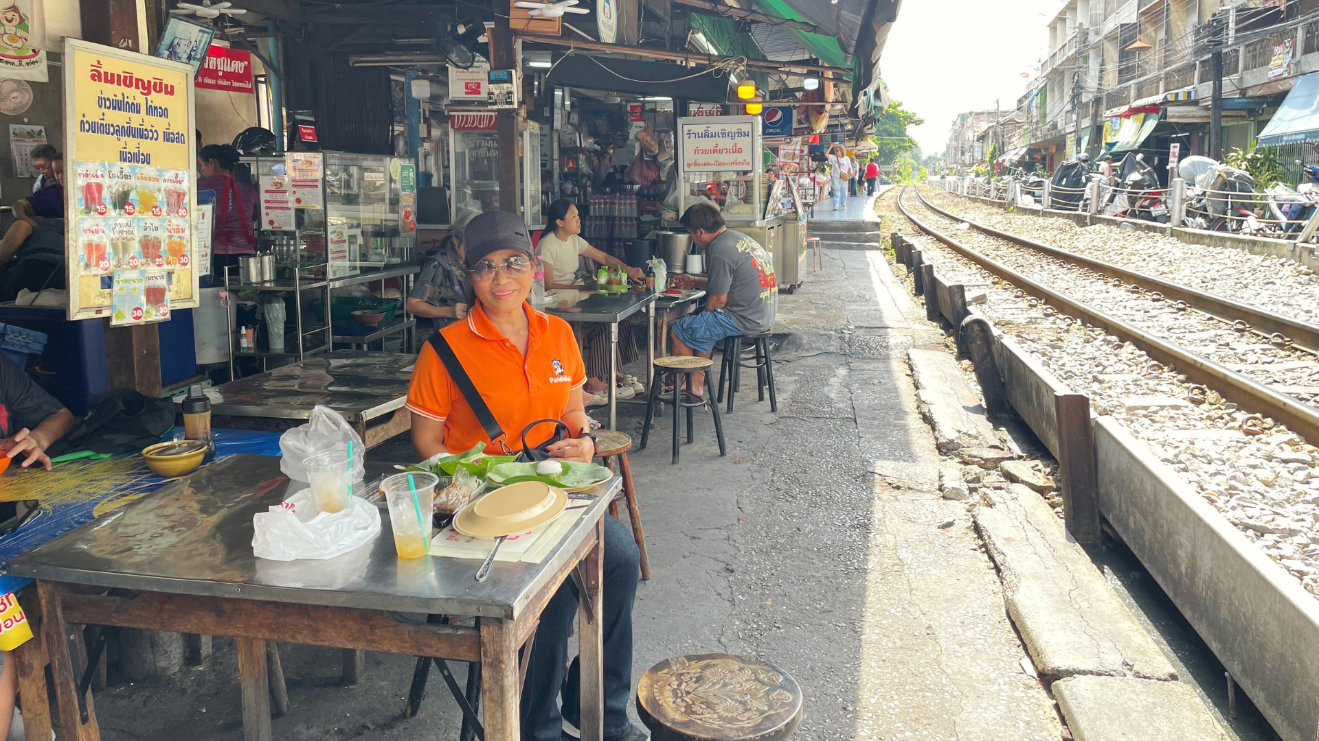 買い物をした後は、タラ―トプルー駅前の食堂にて食べよう！
