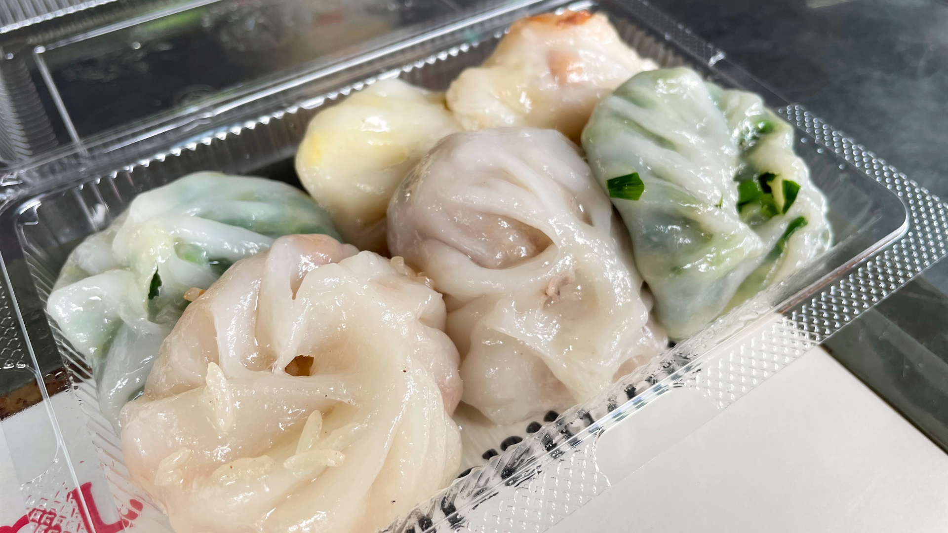 １．出会えたら幸運！ニラ饅頭「クイチャーイ・タラートプルー」