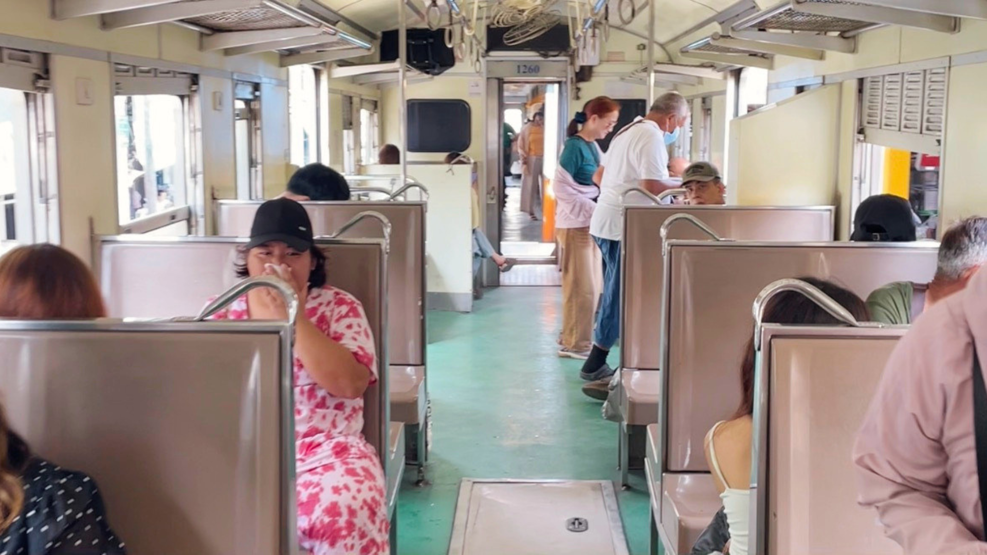 タラートプルー駅からウォンウェイヤイ駅まで、タイのローカル列車に乗車体験！