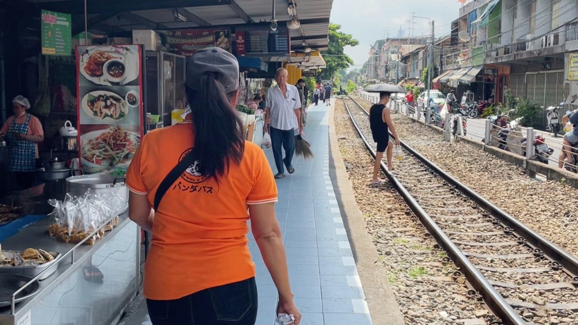 タラートプルー駅に到着したら、まずは周辺を散策しよう！