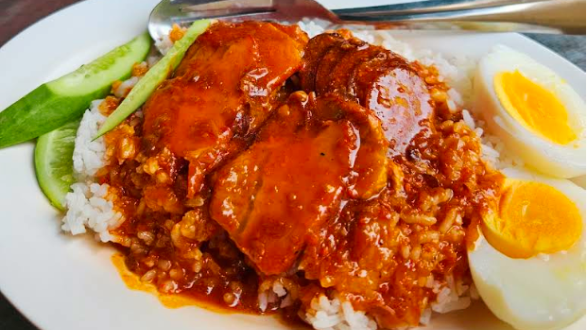 ２．駅前グルメ代表！手作り焼豚ごはん「スニー・カオムーデーン」