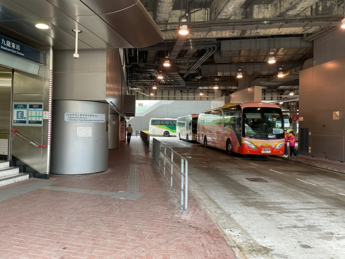 九龍塘公共交通機関乗り換え駅（MTR九龍塘駅E出口付近）からバス出発