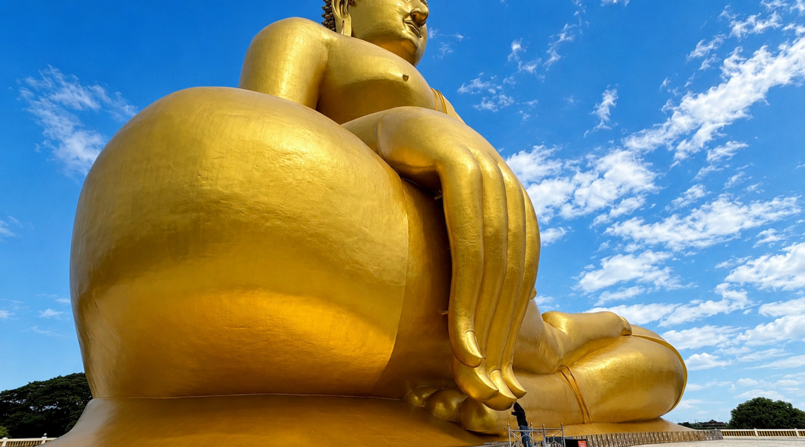 ワット・ムアン｜黄金の巨大仏像
